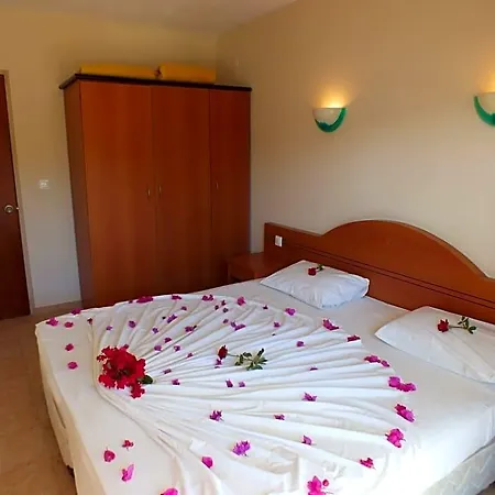 Tuntas Family Apart Otel Kuşadası